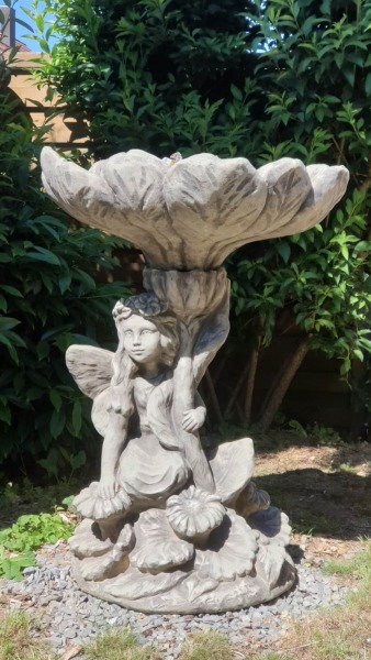 Brunnen "HIMMELSBOTE", Steinguss - Höhe ca.98 cm