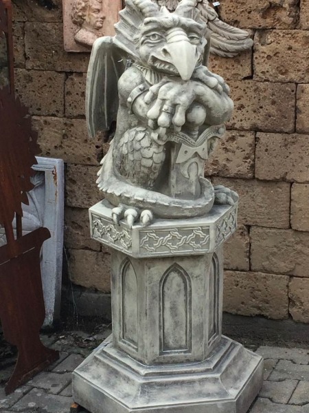 Gargoyle-Waechter-Drache-Steingruss