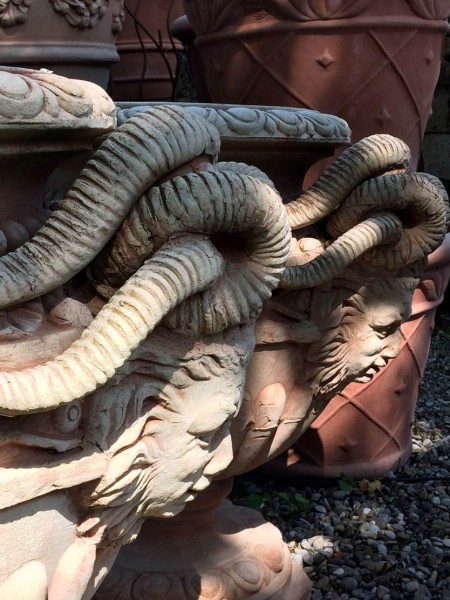 Detailansicht - original italienischer - Terracotta Pflanztopf - Medusa -