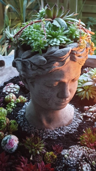 Blumentopf-Pflanztopfkopf Frauenkopf in Steinguss